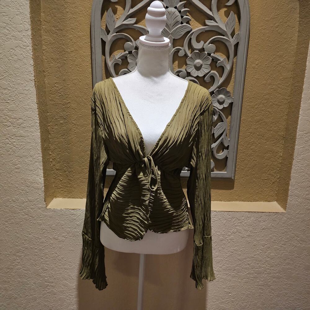 PrettyLittleThing Olive Green Crinkle Crepe Tie Front Top Size 6 Y2K Cottagecore - Picture 3 of 10